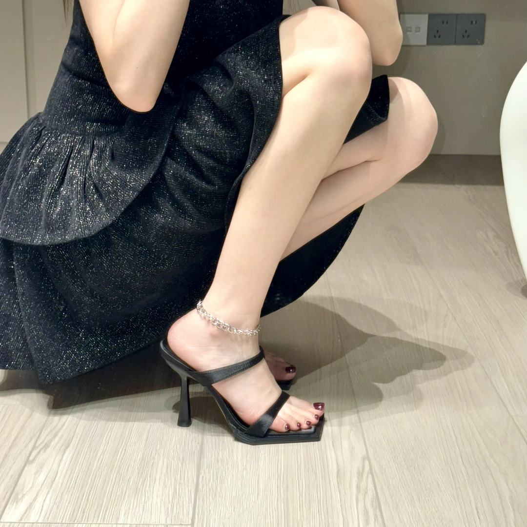 2025春夏新款一字带方头露趾高跟凉鞋女时尚酒杯跟宽底链条拖鞋女