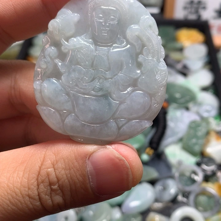 翡翠未镶嵌颈饰观音