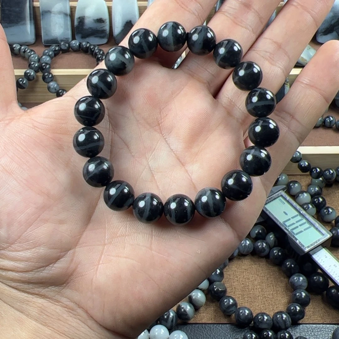 向***狼和田玉未镶嵌手链