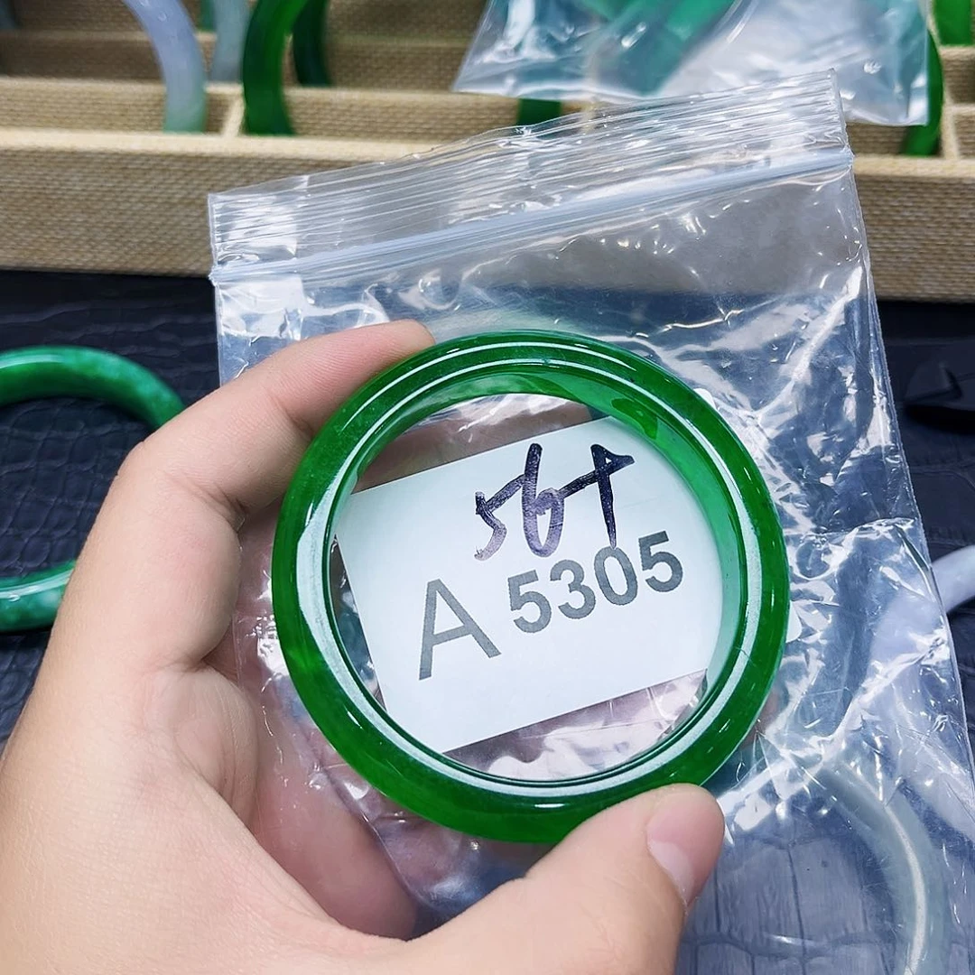 翡翠手镯未镶嵌默认微瑕