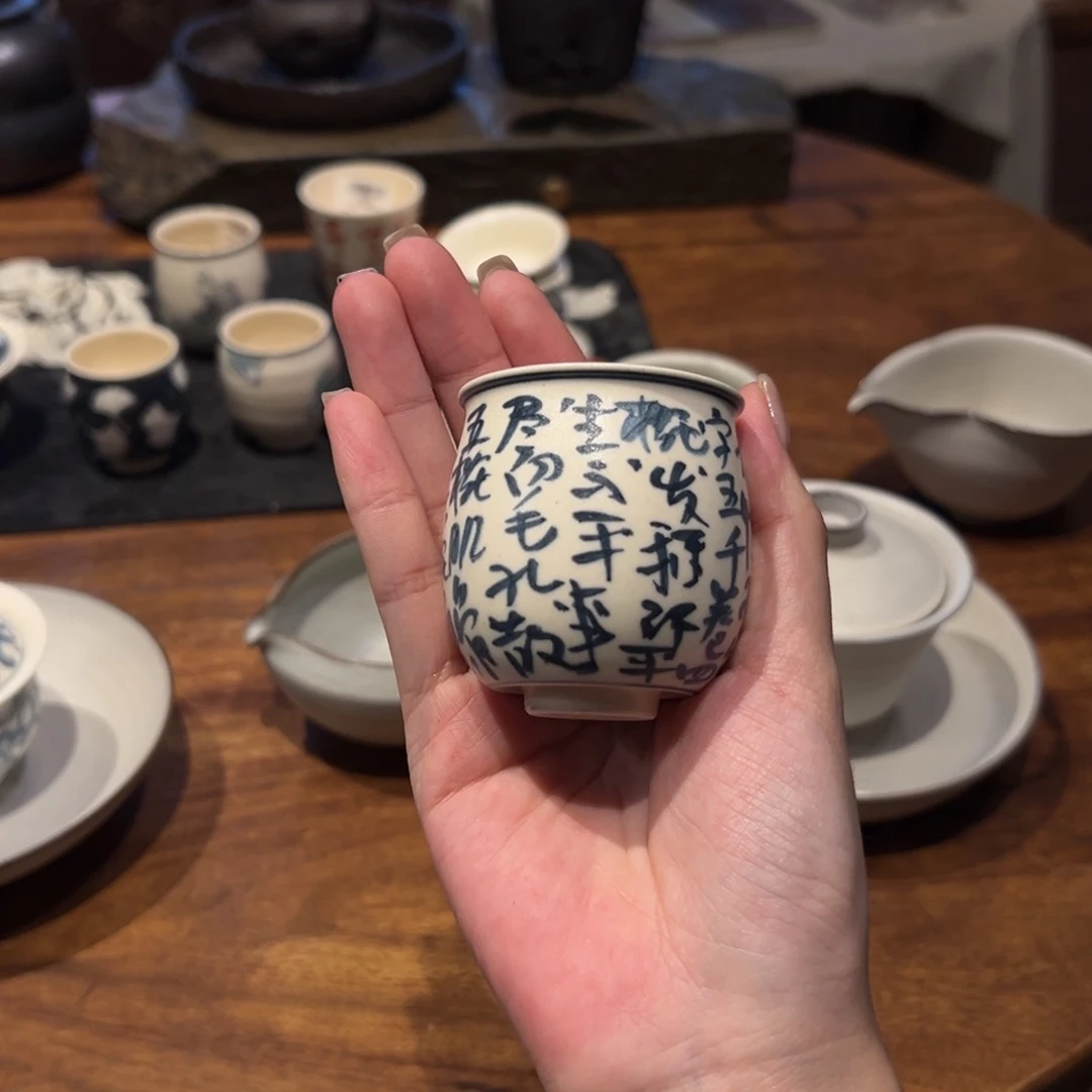 瓷片陶瓷。         陶瓷。