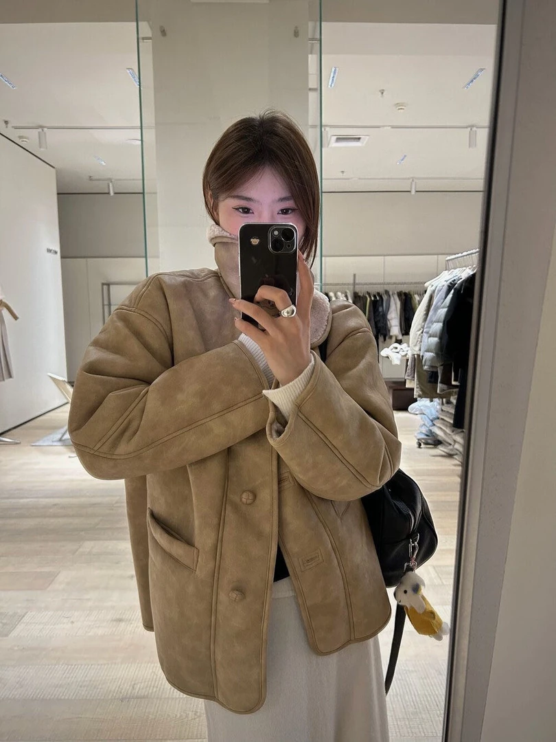 皮毛一体 整个内里全是绵绵毛 不掉毛 皮皮的外套