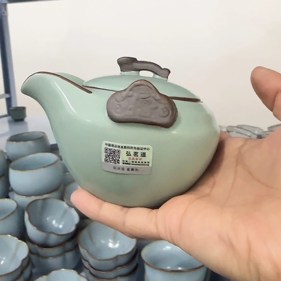 瓷片小微微瑕，闭眼入。