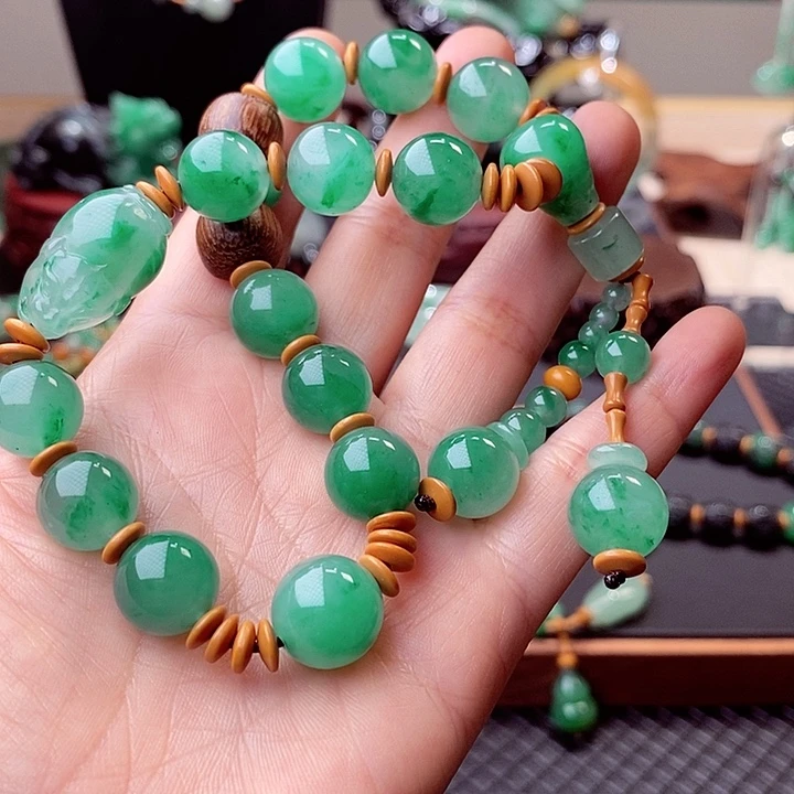 ****心石英质玉（非洲翠）未镶嵌串