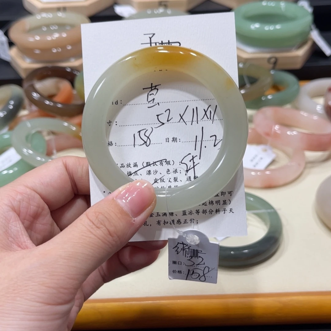 未镶嵌手镯石英质玉莹****?