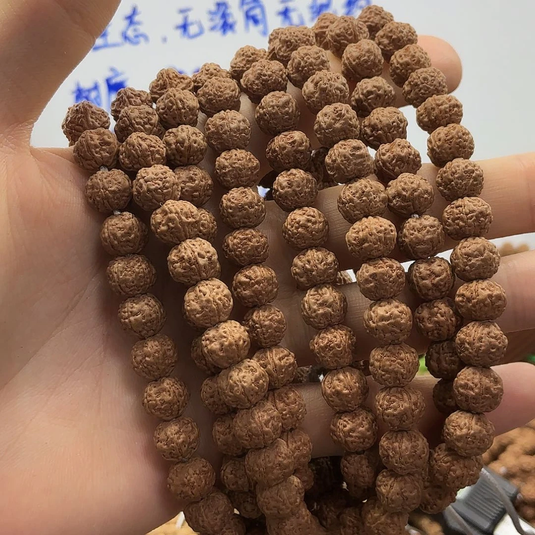 丘***³吊坠金刚菩提一代盘龙，一条保手持