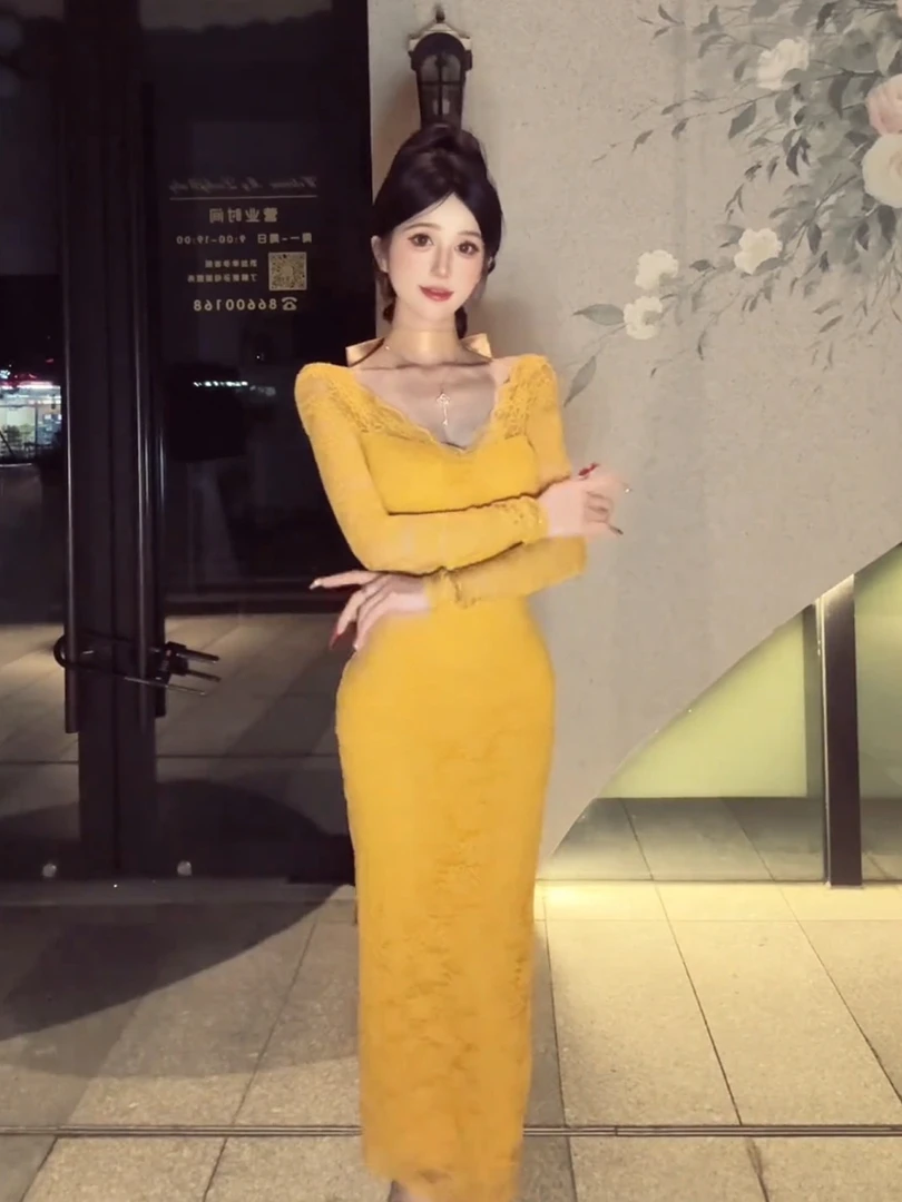 法式轻熟风黄色V领蕾丝连衣裙女冬季性感露背蝴蝶结修身包臀长裙