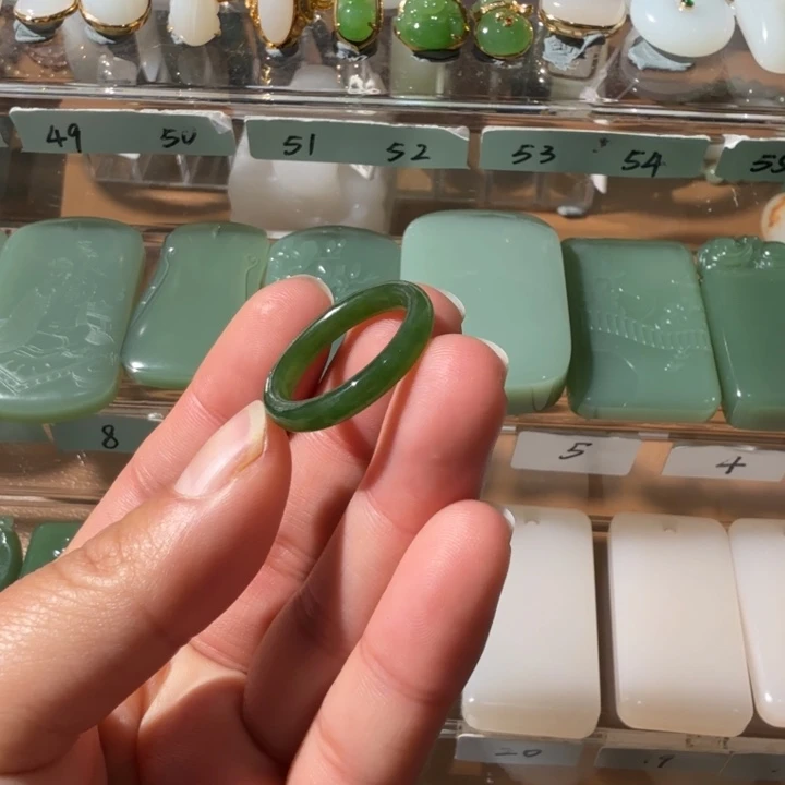 和田玉颈饰未镶嵌正宗俄碧七号矿菠菜绿戒指17圈口黑点活动价