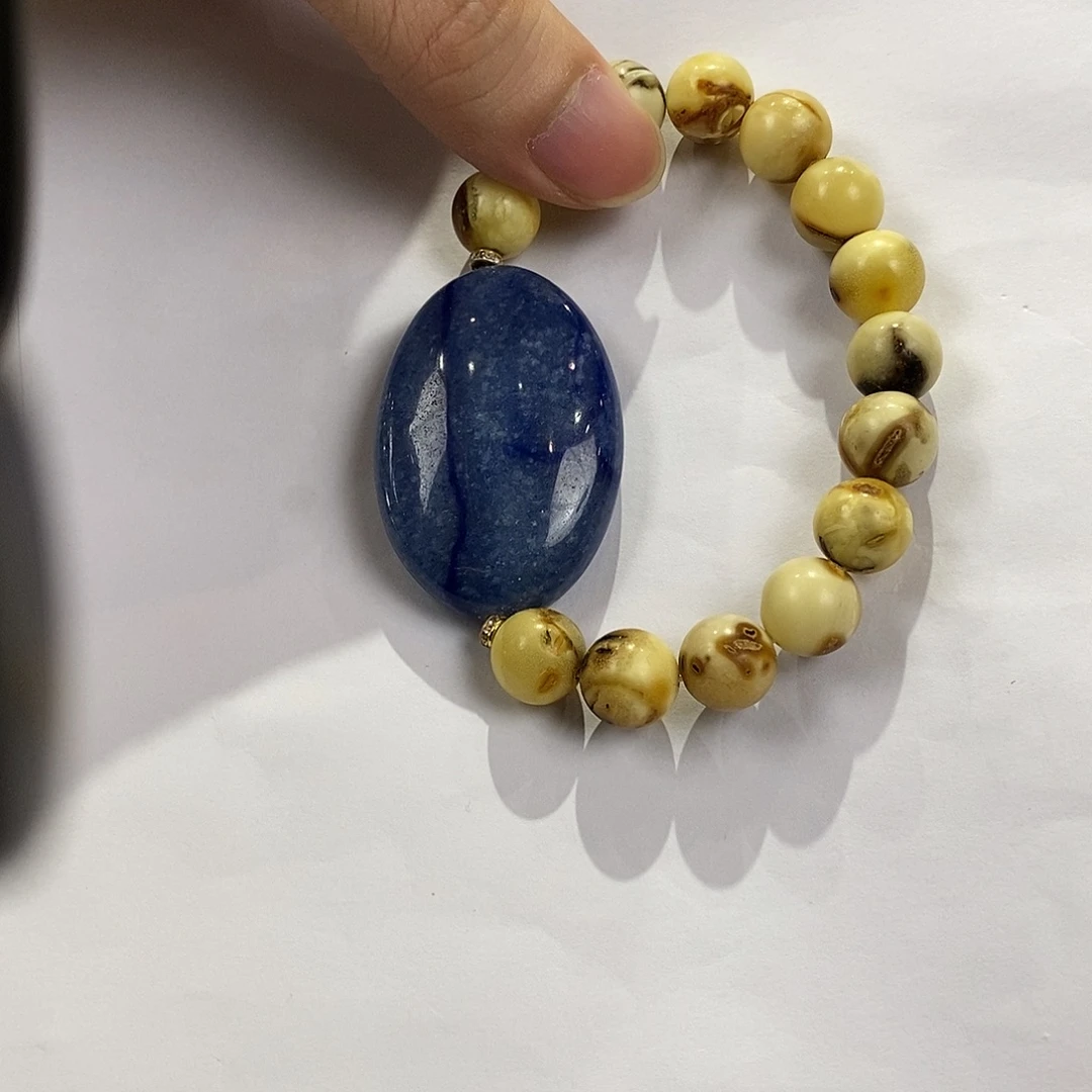 琥珀未镶嵌颈饰多人