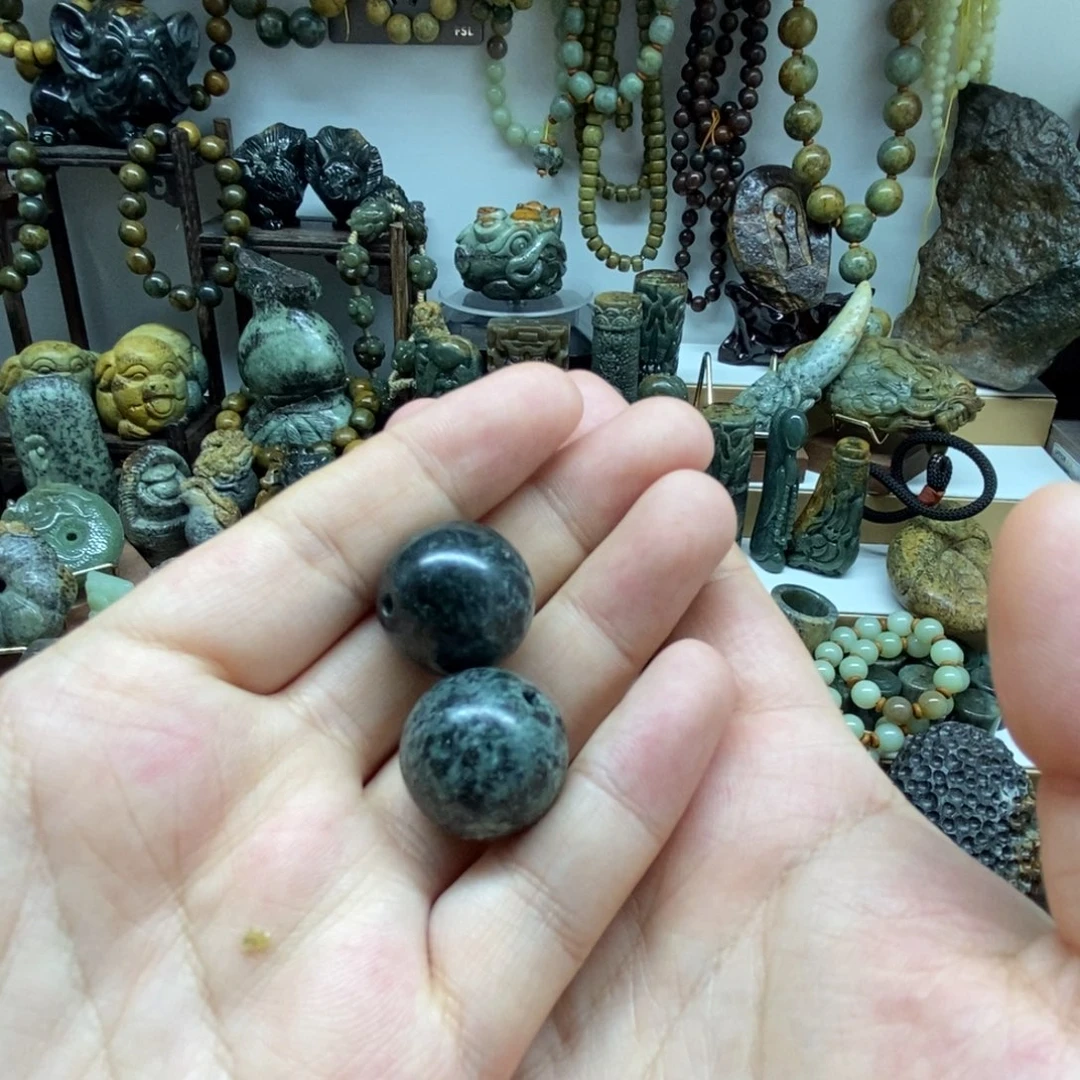 未镶嵌岫岩河磨玉（透闪石质玉）把件