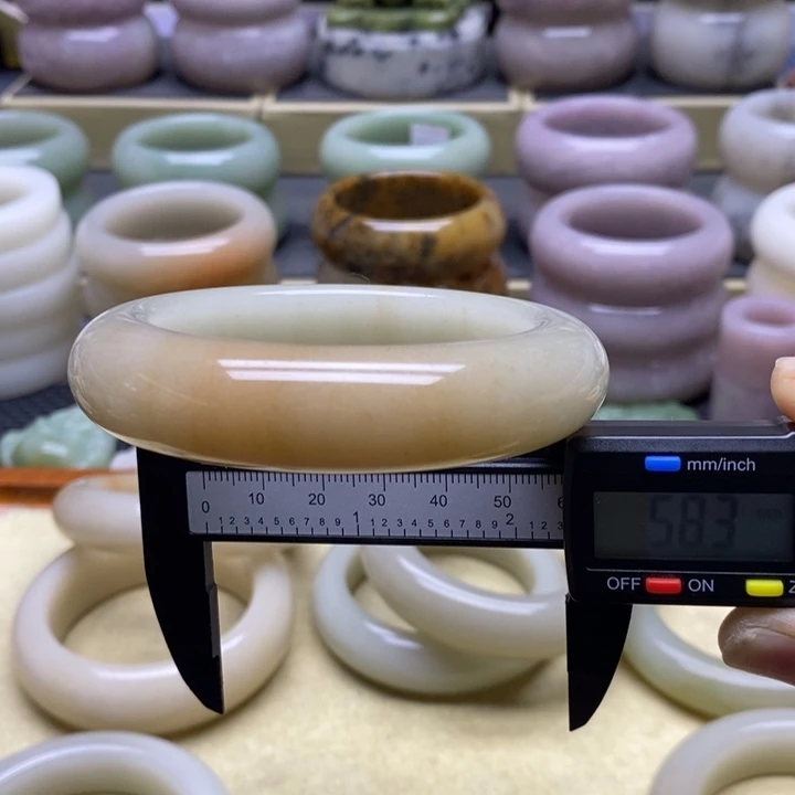 石英质玉未镶嵌手镯