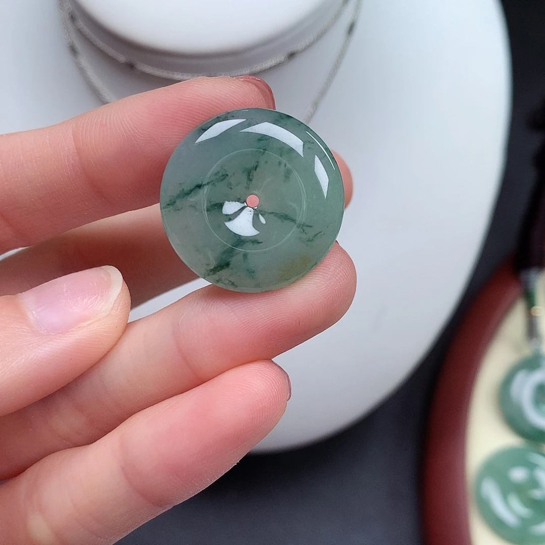 翡翠颈饰未镶嵌平安扣