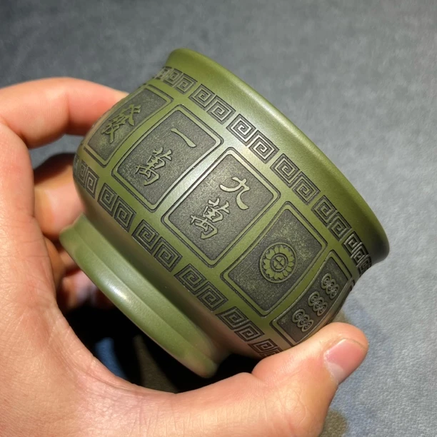 宜兴紫砂茶具 原矿绿泥料刻绘麻将国士无双十三幺主人杯品茗杯