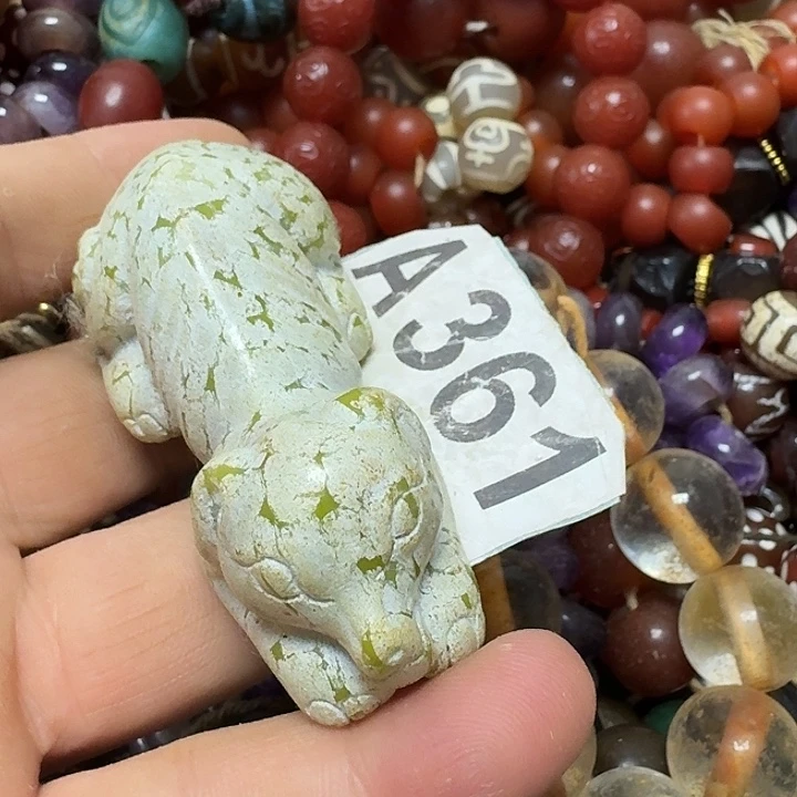 透闪石-蛇纹石玉未镶嵌颈饰