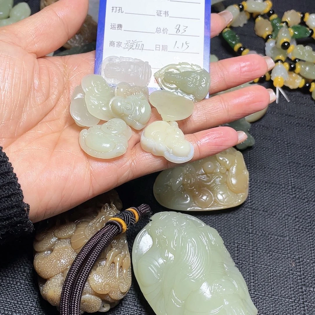 和田玉吊坠(不含链)未镶嵌抱****梦