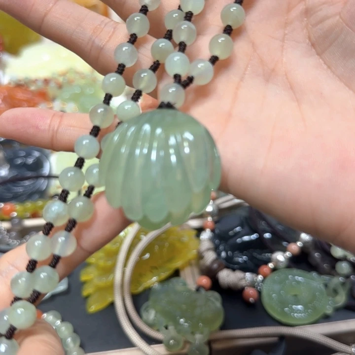 未镶嵌蛇纹石玉吊坠