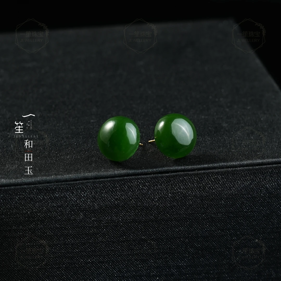 【一笙珠宝】秋至 · 雾隐青山和田玉碧玉菠菜绿圆面耳钉18k金镶嵌