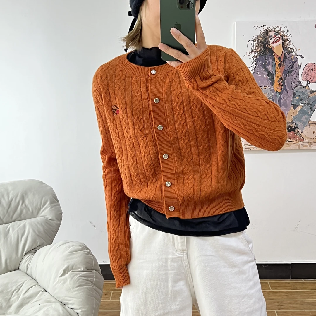 8807四色小麻花刺绣毛衣重工扣子毛针织衫