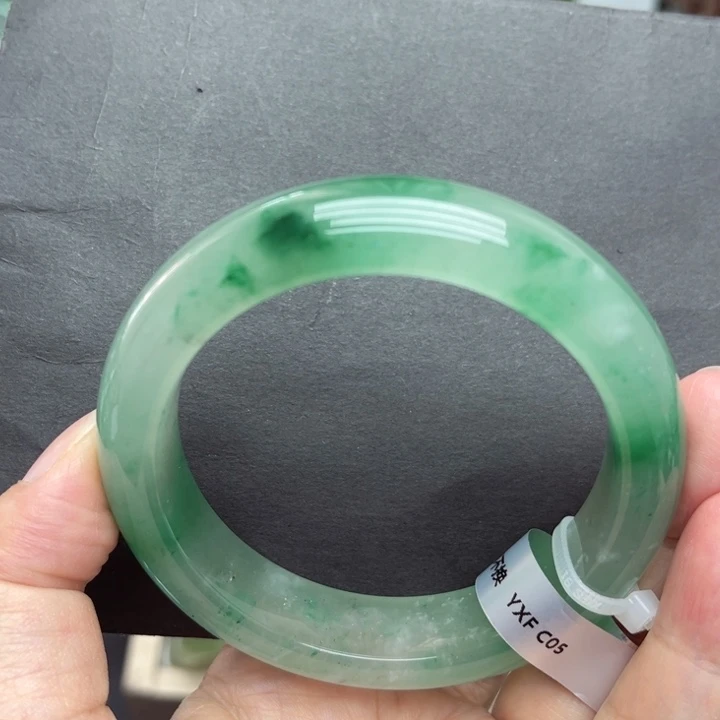 K***y石英质玉未镶嵌手镯