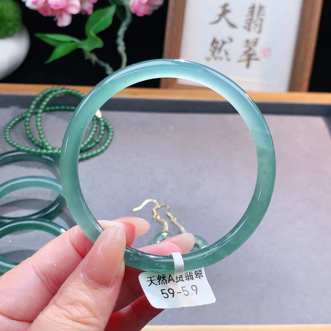未镶嵌手镯（圆镯）翡翠