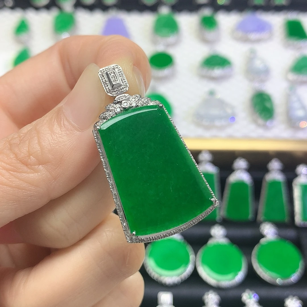 颈饰18K金镶嵌翡翠吊坠