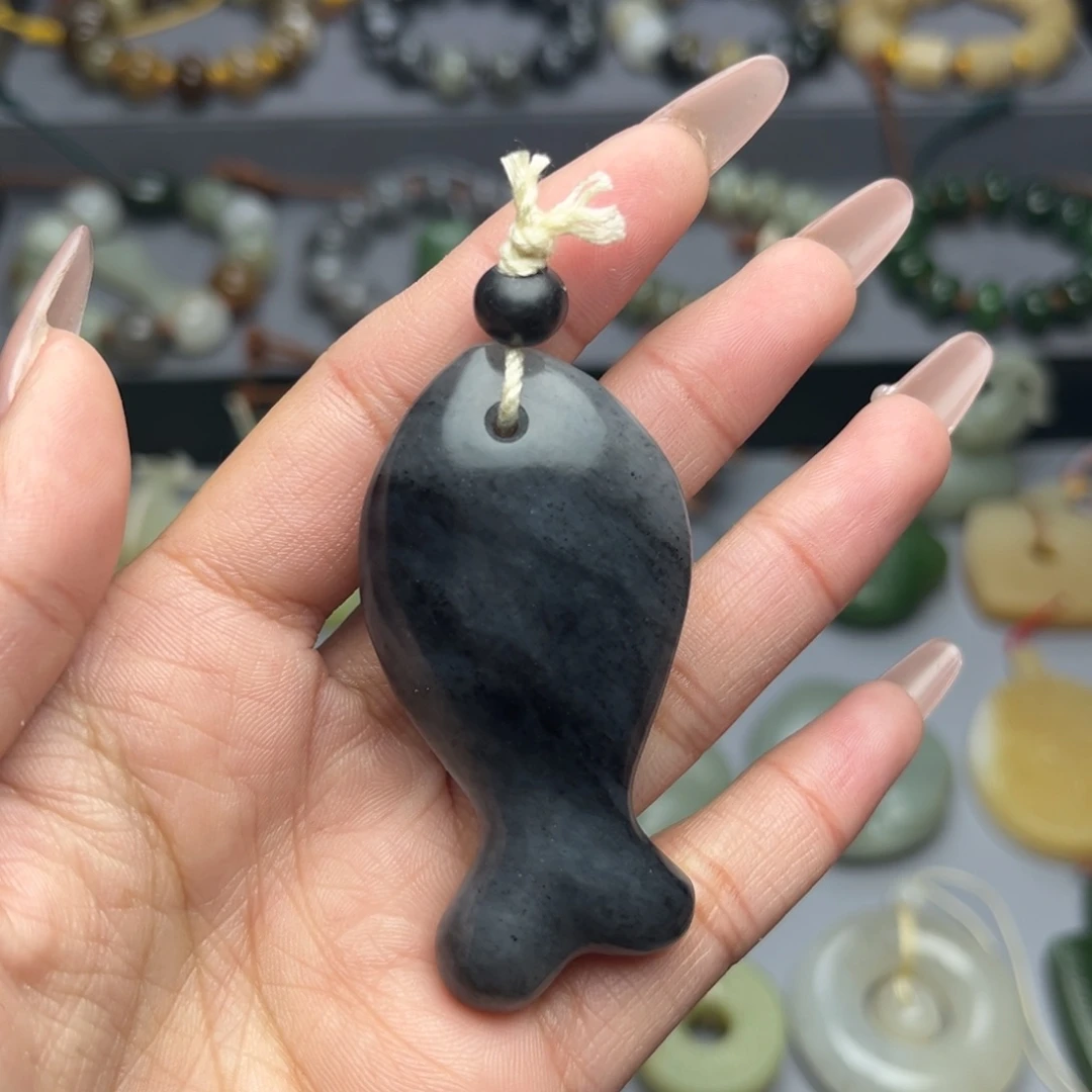 若***淳和田玉未镶嵌颈饰