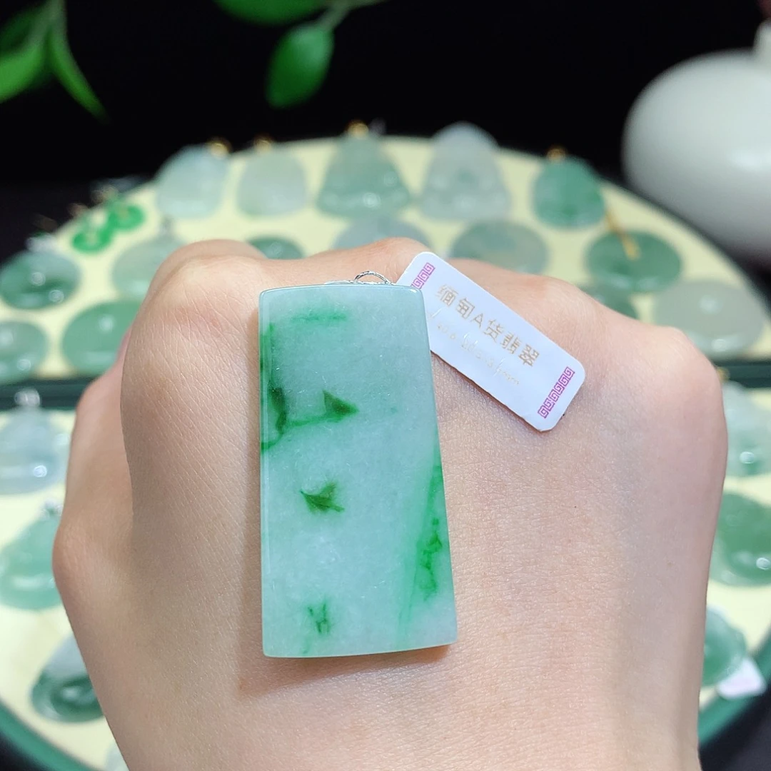 翡翠未镶嵌颈饰无事牌