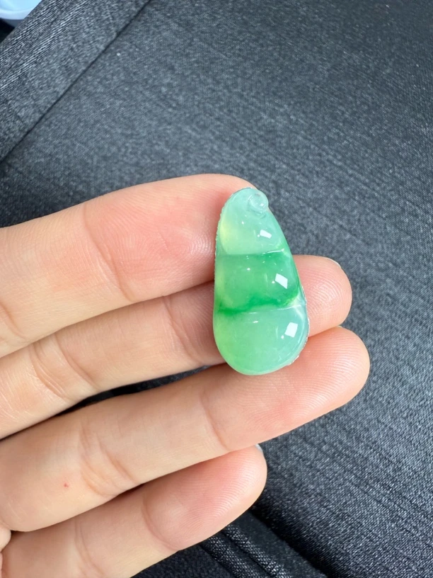 缅甸翡翠A货阳绿饱满福豆