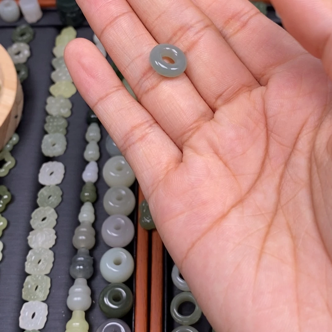 D***宇和田玉未镶嵌颈饰