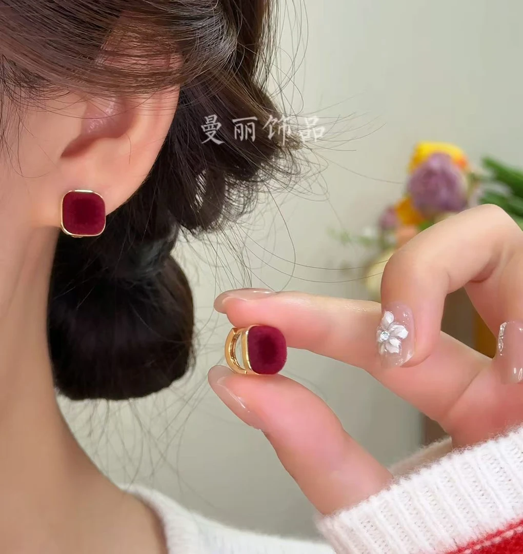 铜合金耳饰 2025新秋百搭温柔气色丝绒方糖耳环