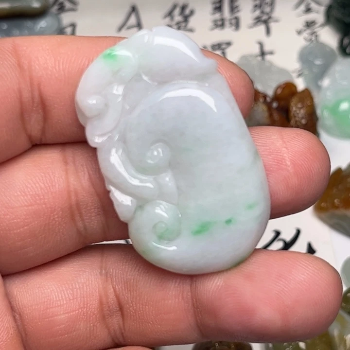 翡翠未镶嵌颈饰如意