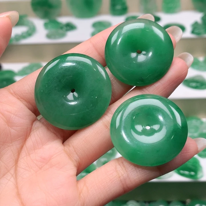 颈饰未镶嵌石英质玉梦**南