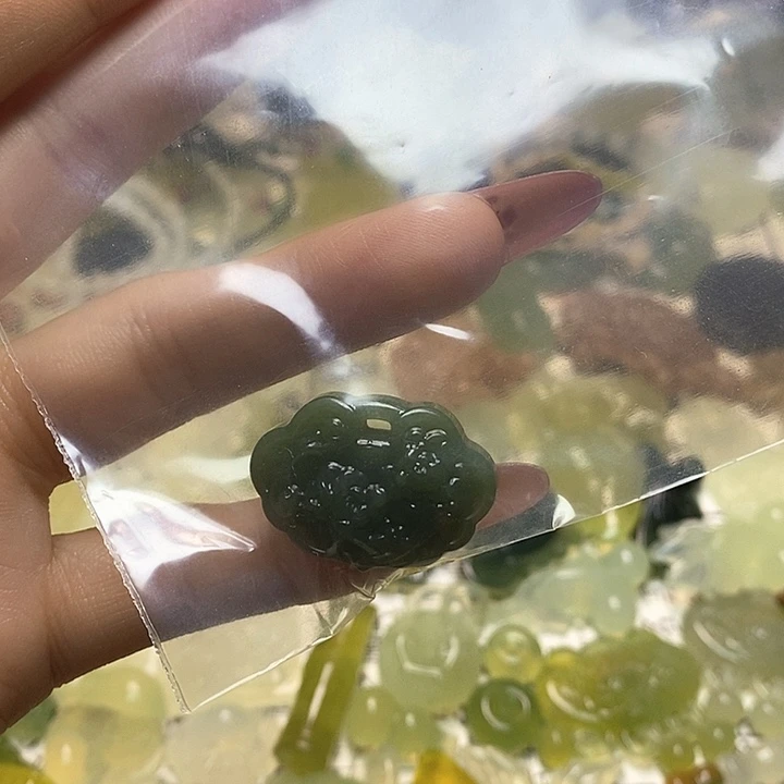 蛇纹石玉颈饰未镶嵌用****2