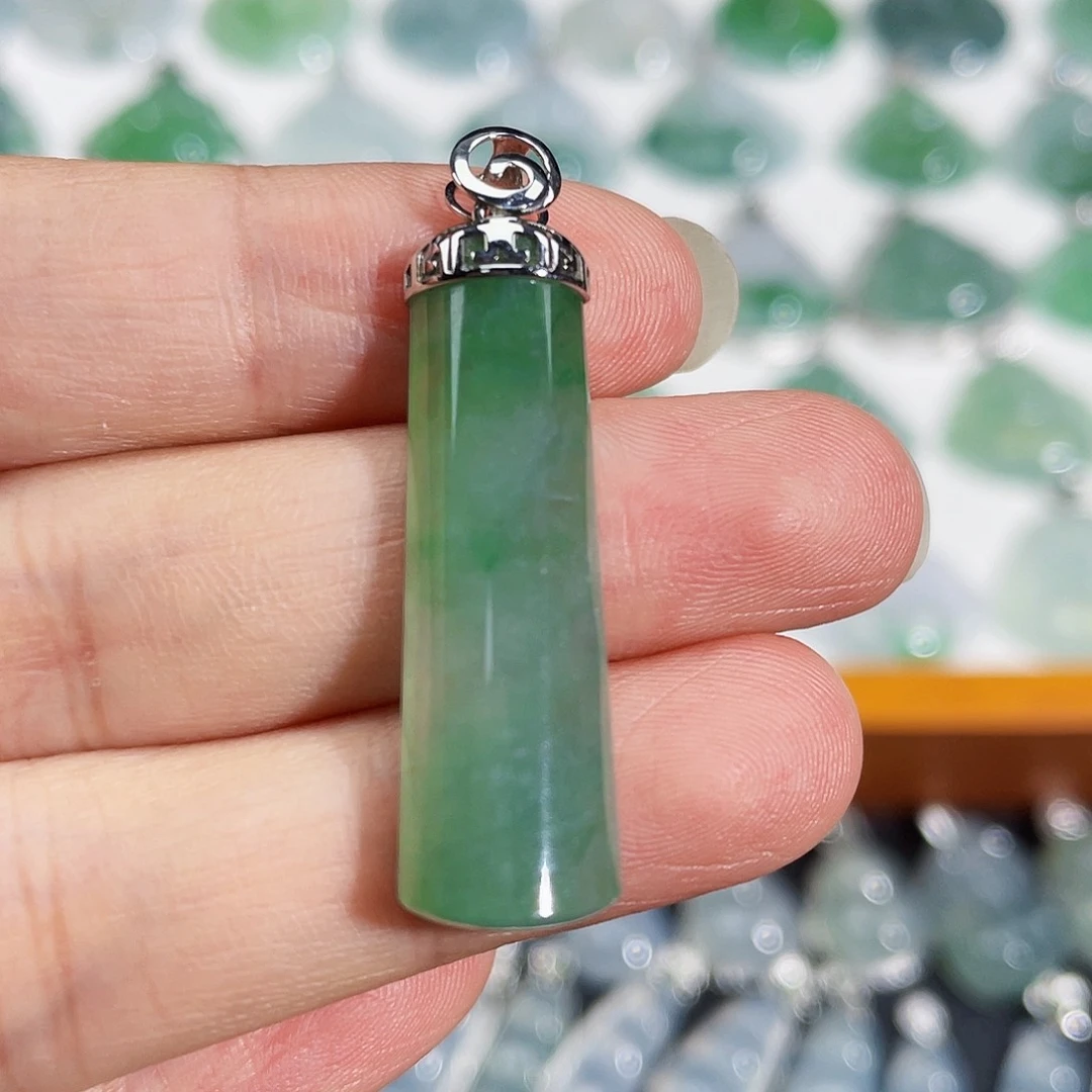 翡翠18K金镶嵌颈饰吊坠