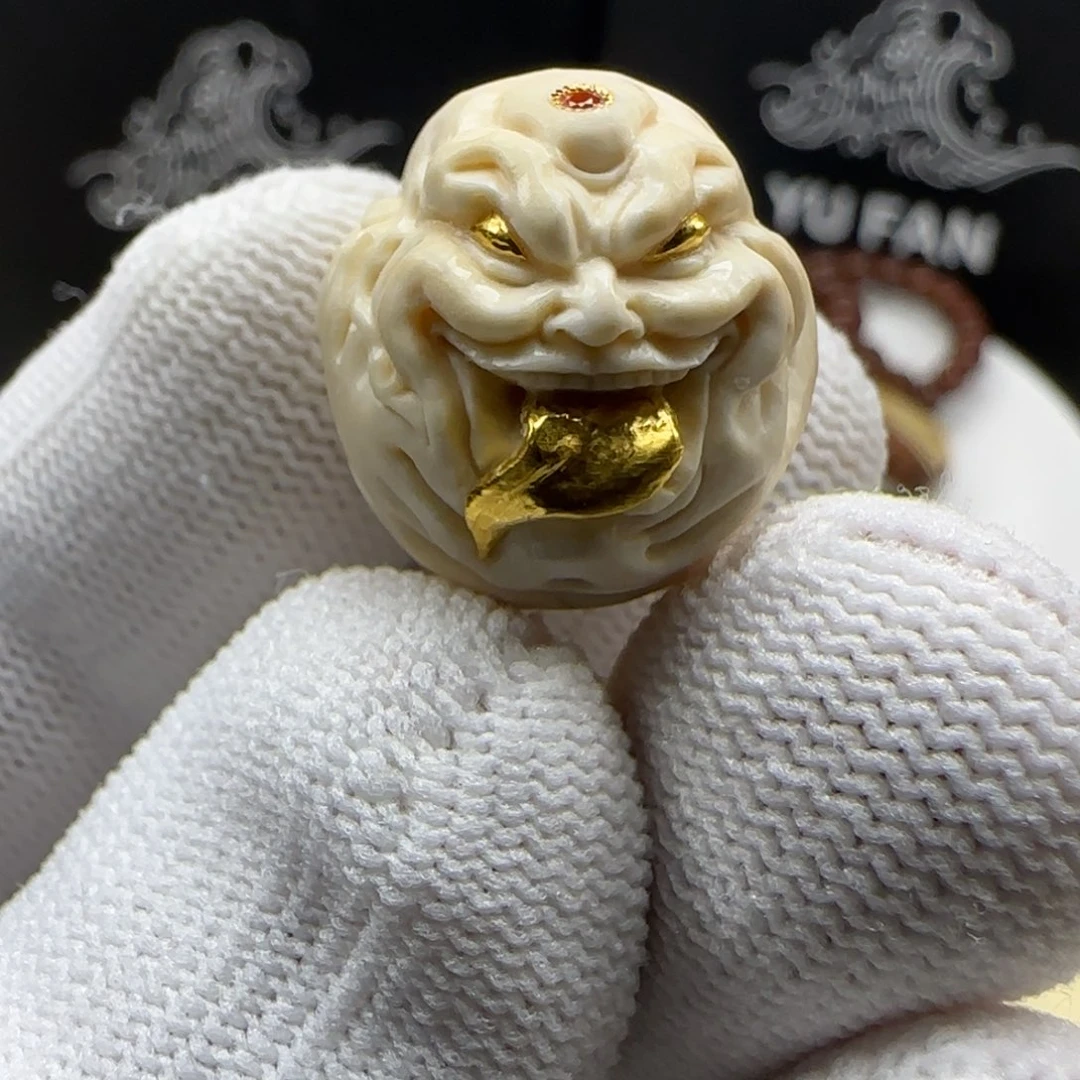 吊坠猴头核桃舔僧镶嵌24k