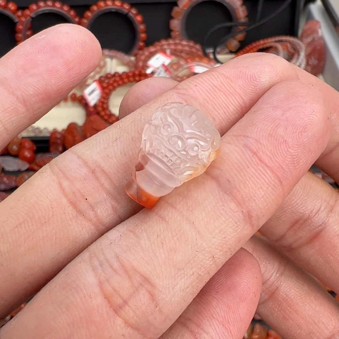 南红玛瑙未镶嵌颈饰兽面三通