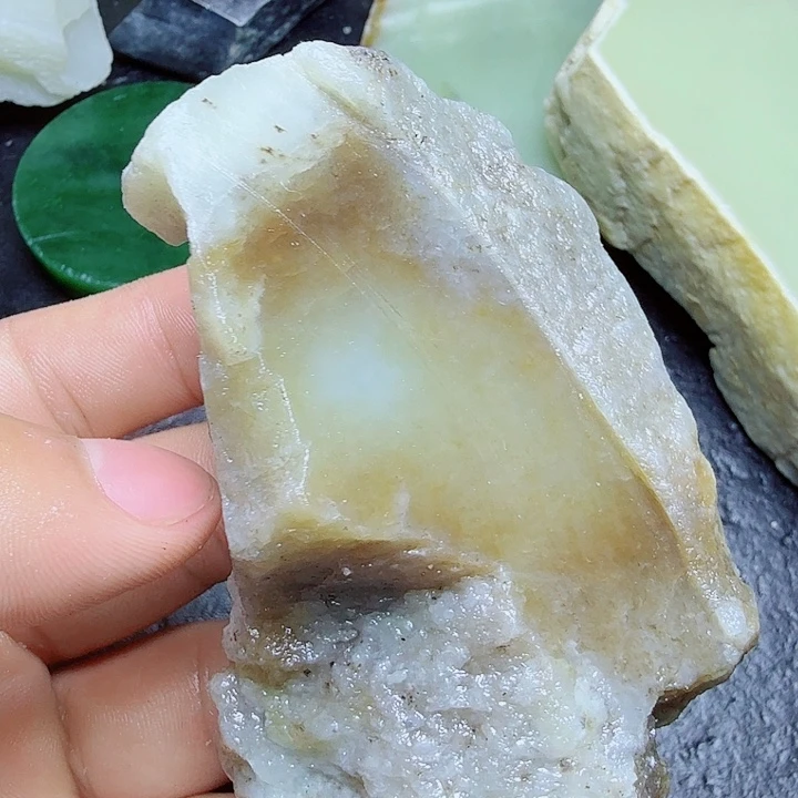 和田玉（糖玉）未镶嵌珠宝奇石
