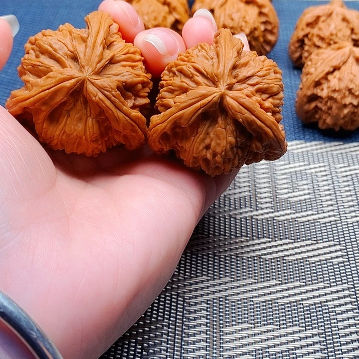 不***点文玩核桃吊坠三棱