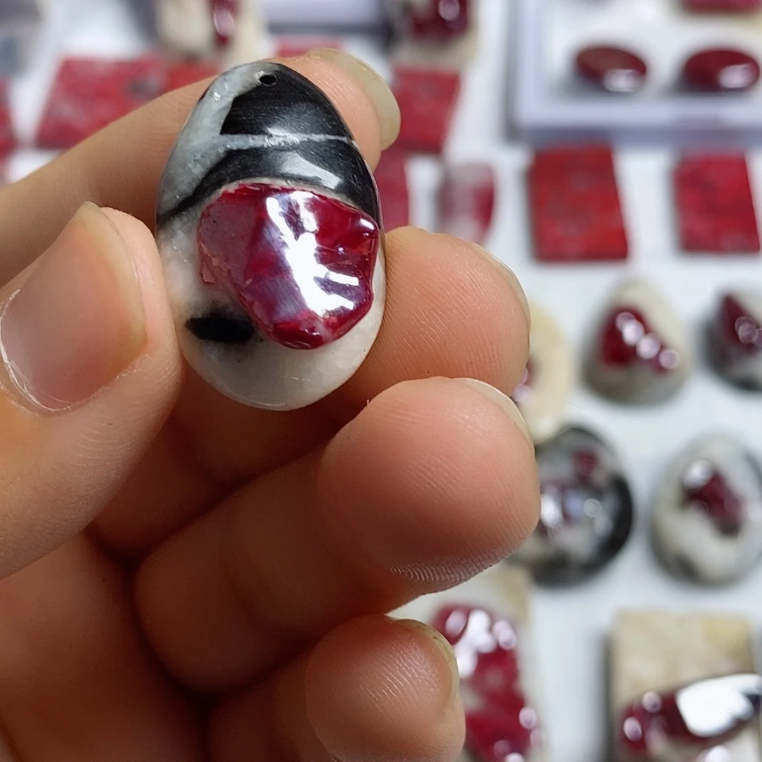 天然辰砂原石晶体吊坠