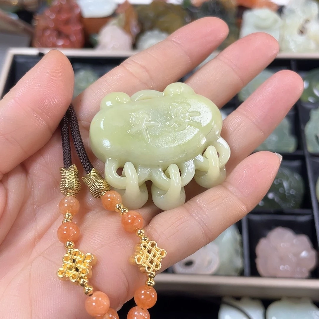 蛇纹石玉颈饰合金