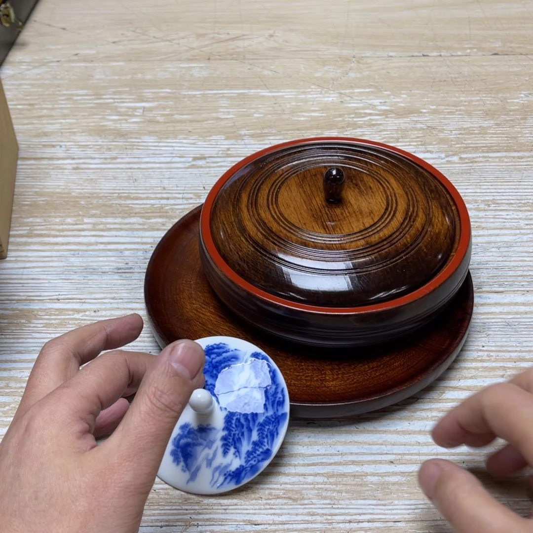 瓷片密密麻麻地排列着一个