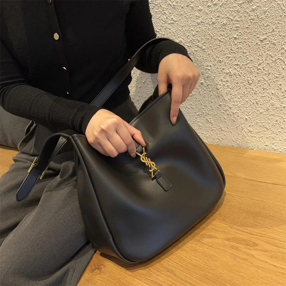 香港品牌2026新款轻奢百搭女包时尚水桶包单肩斜挎手提包大容量包