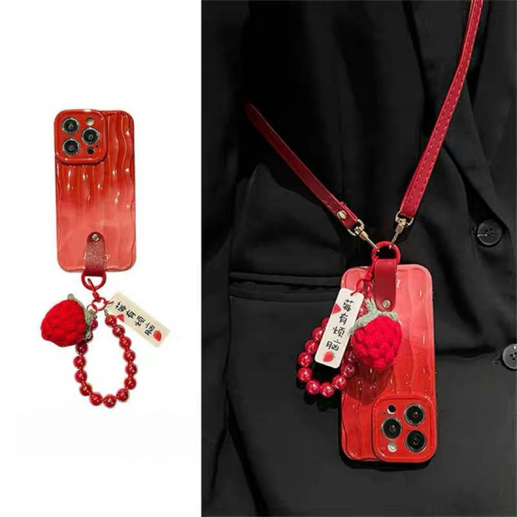 渐变酒红色新年款适用iPhone16promax手机壳15pro草莓手链挂件14