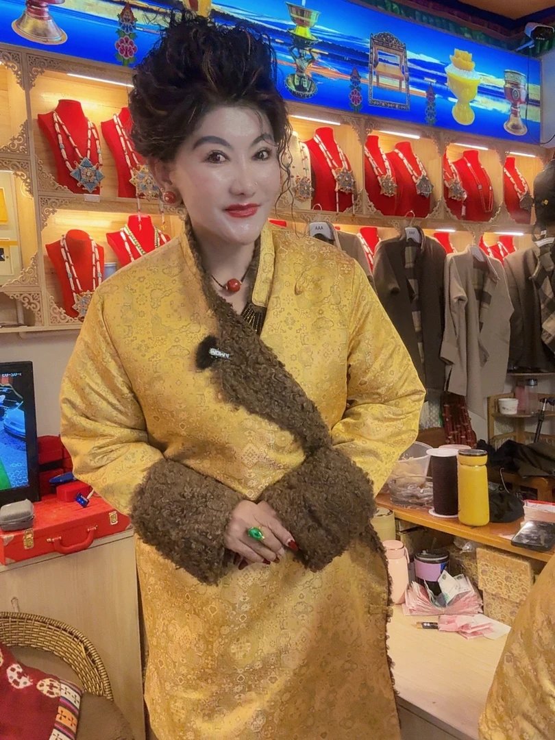 淡黄色长款外套保暖大气