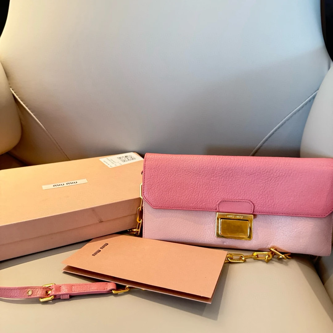 95新 MIU MIU/缪缪 miumiu粉色拼色链条斜挎包