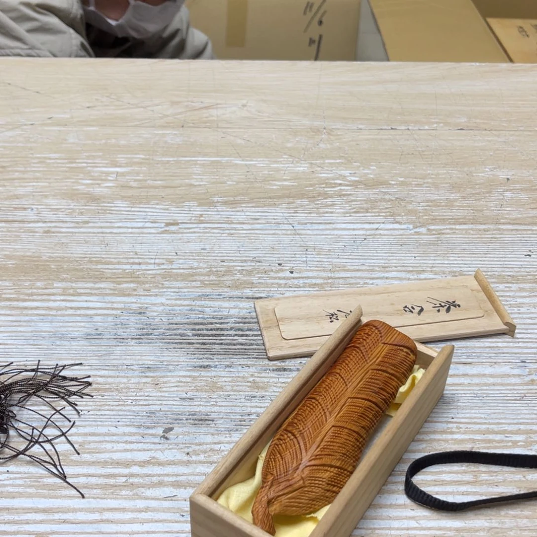 瓷片无**天密密麻麻地排列着一个