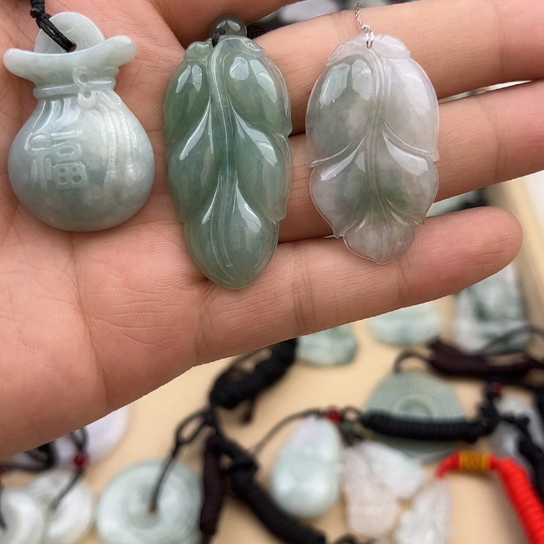 翡翠未镶嵌颈饰福袋玉叶