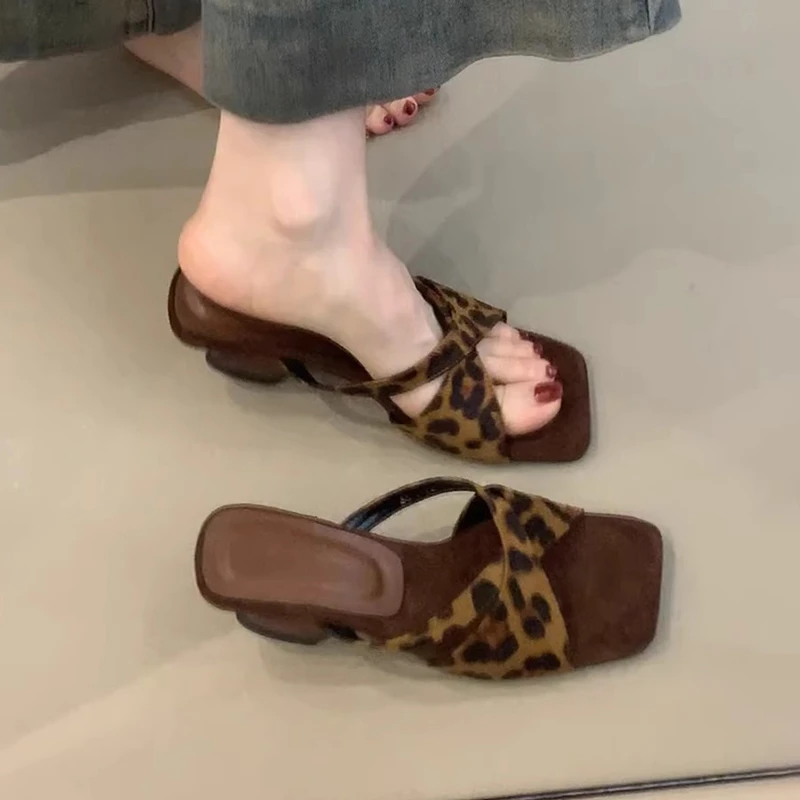 复古豹纹高跟一字带凉拖鞋女2025夏季新款露趾方头气质坡跟凉鞋潮