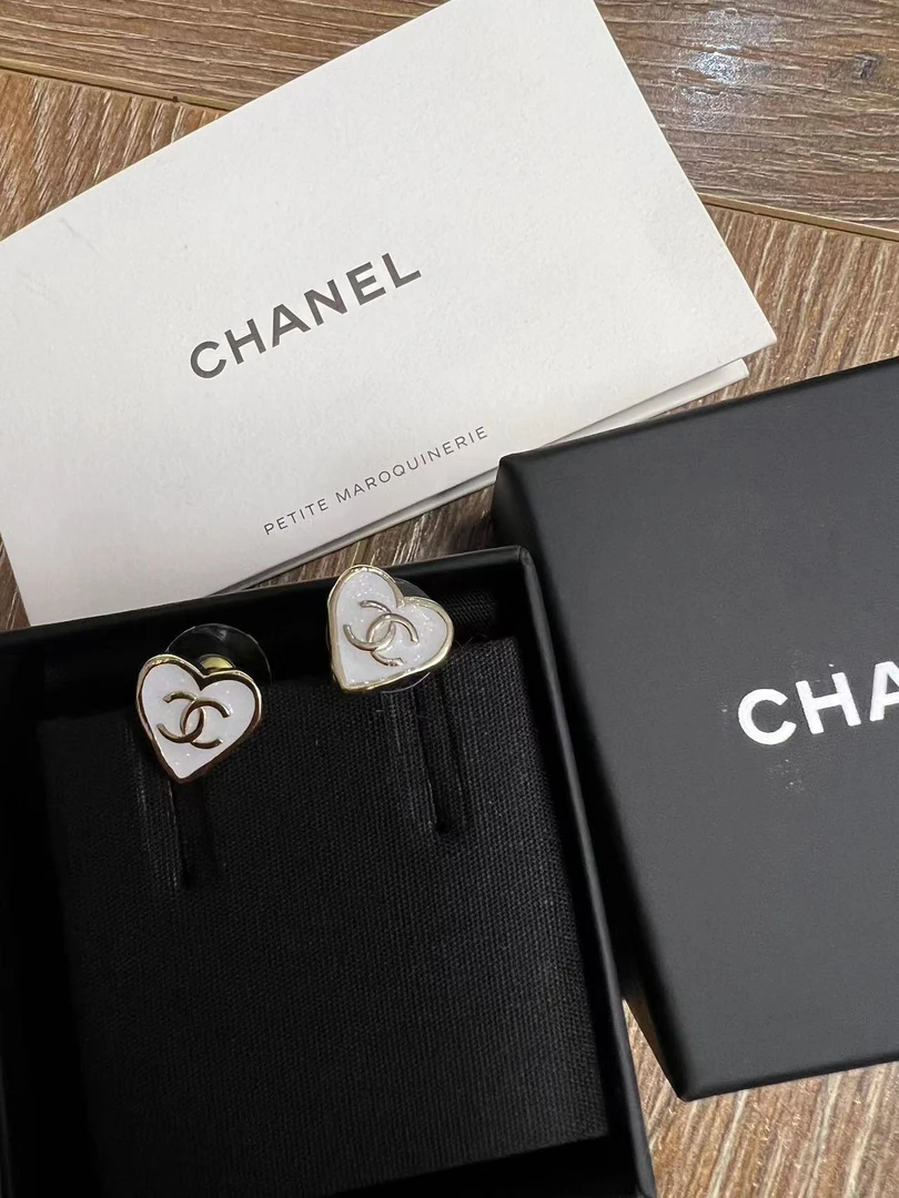 全新未使用 Chanel/香奈儿 澳海贝/白色小爱心耳钉