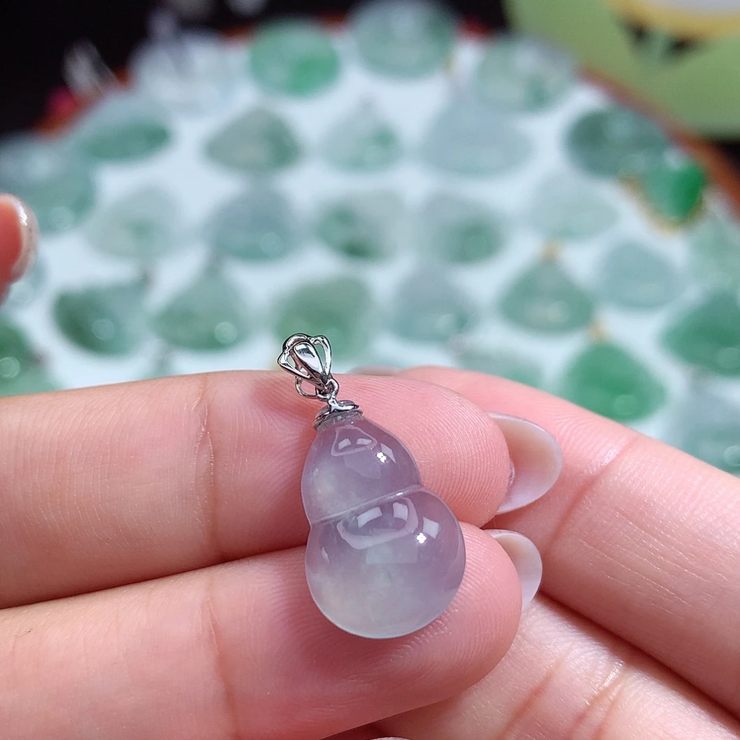 翡翠未镶嵌颈饰葫芦